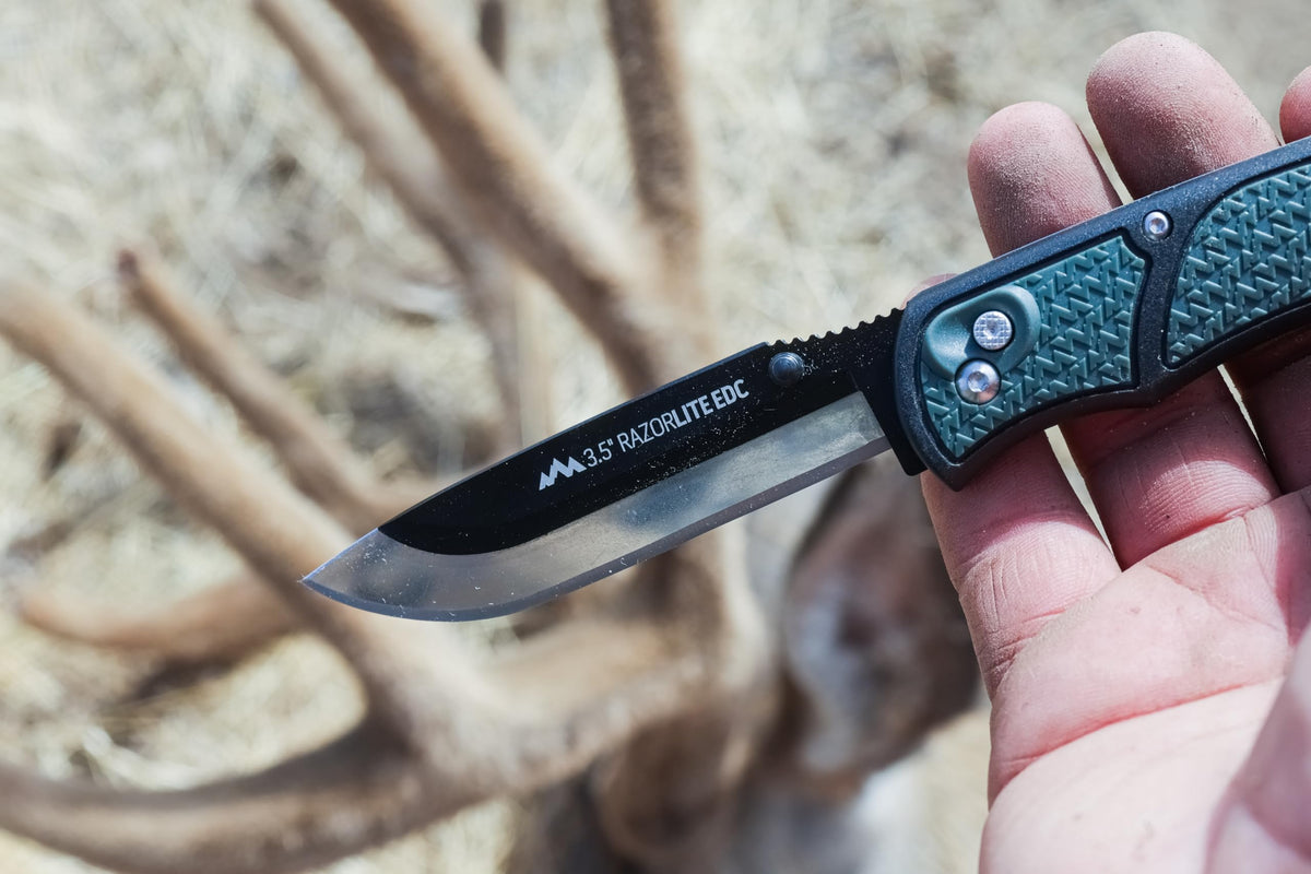 OUTDOOR EDGE 3.5" RazorLite EDC Pocket Knife (Obsidian Black), with Replaceable Blades and Clip, Perfect Carry Knive for Camping, Hunting and Survival, Includes 12 Black Steel Drop Point Blades
